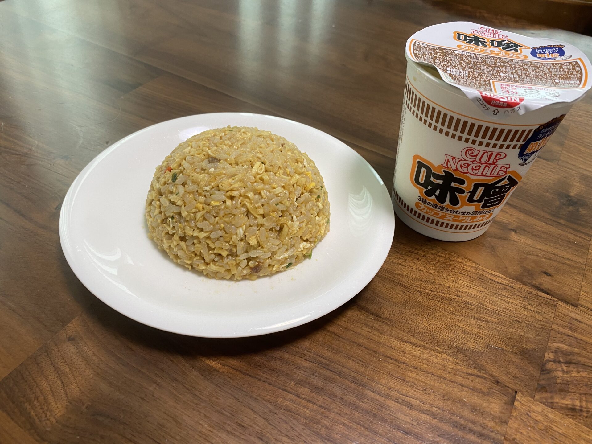 カップヌードルチャーハン 味噌 3児の父の漢飯